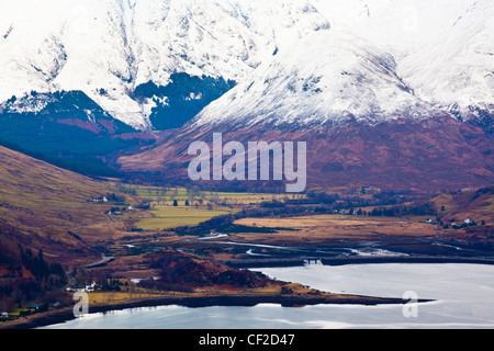 Près de Loch Duich Shiel Bridge vu de Druim Sgurr nan Cabar. Banque D'Images