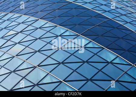 Abstraite de la façade 30 St Mary Axe, également connu sous le nom de cornichon dans le quartier financier de la ville de Londres. Banque D'Images