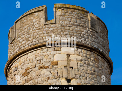 Vue rapprochée d'une des tours de la Tour de Londres, située sur la rive nord de la Tamise. Banque D'Images