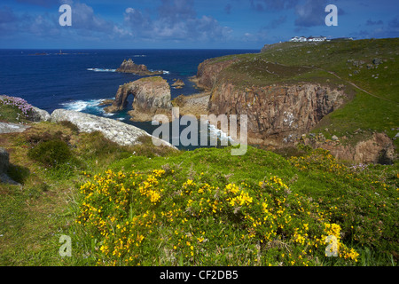 Land's End, la plus occidentale de la partie continentale de l'Angleterre, en regardant vers le parc à thème et Phare. drakkars Banque D'Images