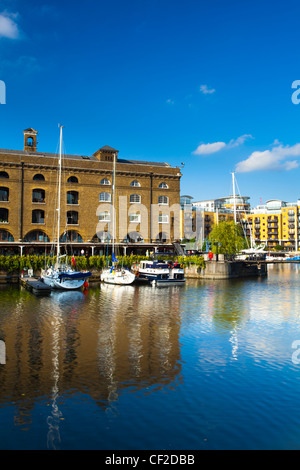 Bateaux amarrés à St Katharine Docks, a l'habitat populaire et le complexe de loisirs dans la zone connue sous le nom de Docklands sur la rive nord o Banque D'Images