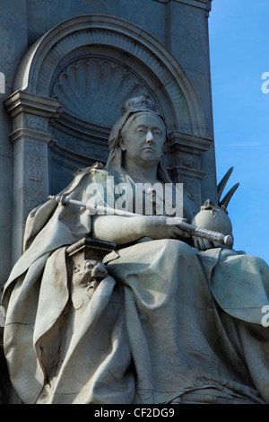 Statue de la reine Victoria le Victoria Memorial à Queen's Garden près de Buckingham Palace. Banque D'Images