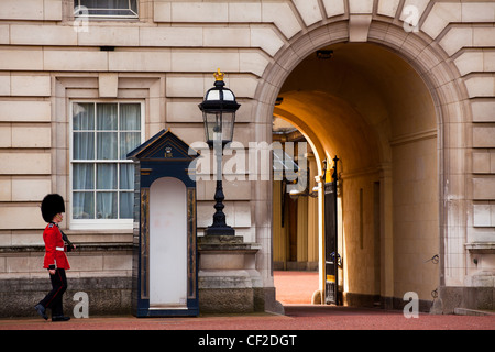 Queens' garde à l'extérieur de Buckingham Palace. Banque D'Images