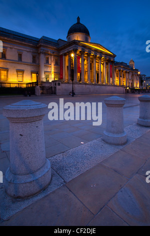 La National Gallery à Trafalgar Square au crépuscule. Banque D'Images