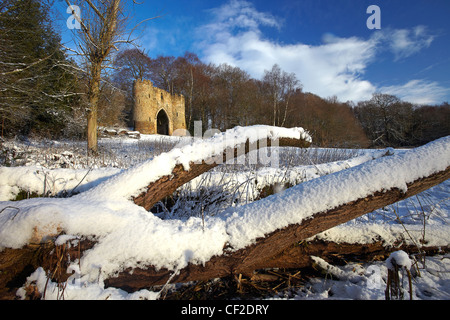 La neige couvrant le sol autour du château de Roundhay Park, l'un des plus grands parcs de la ville en Europe. Le château est une demeure du 19ème siècle Banque D'Images