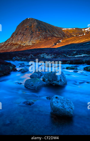 Le Devil's Point et la rivière Dee, dans la partie sud de la Lairig Ghru dans le Parc National de Cairngorms. Banque D'Images