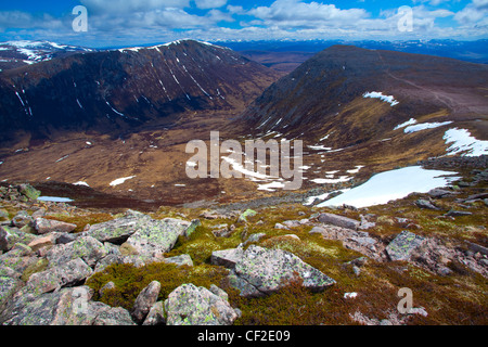 Regardant vers le bas sur la rivière Dee et le Lairig Ghru de Coire Odhar dans le Parc National de Cairngorms. Banque D'Images