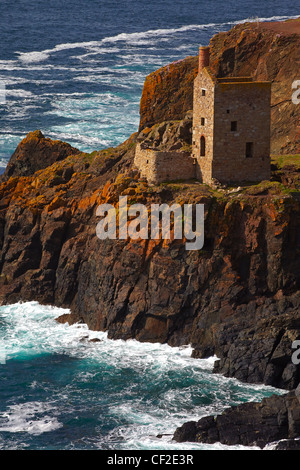 Un moteur à partir de la chambre des mines de la Couronne, ex-mines d'étain sur les falaises au nord de Botallack. Banque D'Images