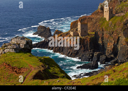 Maisons de moteur, des Mines d'étain ancien des mines sur les falaises au nord de Botallack. Banque D'Images