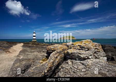 Penmon phare, également connu sous le nom de phare de Menai, à l'entrée nord de l'île de macareux en face du détroit de Menai. Banque D'Images