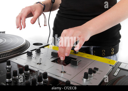 DJ fille jouant la musique hip-hop de vinyles Banque D'Images