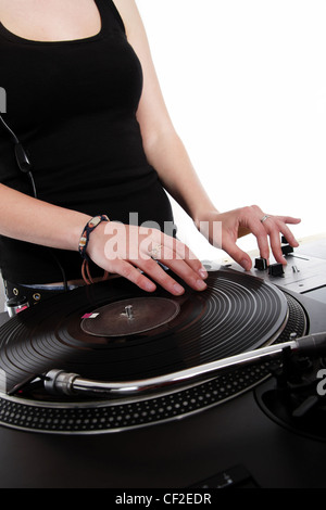 Mains d'un disc-jockey girl musique mixage Banque D'Images