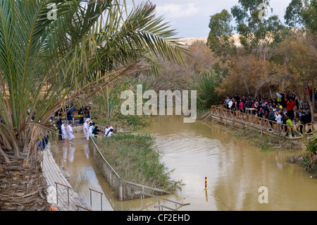 Pèlerins non identifiés lors de l'épiphanie, rituel du baptême dans le site de baptême Qasr al yahud Banque D'Images