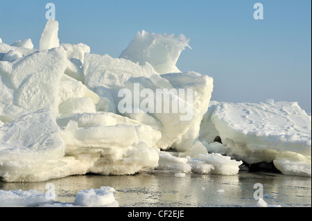 Des blocs de glace sur la mer Baltique Banque D'Images