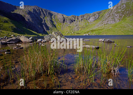 Avis de Llyn Idwal regardant vers la Cuisine du Diable dans l'Glyderau montagnes de Snowdonia. Banque D'Images