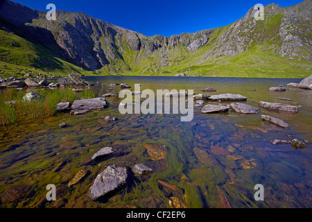 Avis de Llyn Idwal regardant vers la Cuisine du Diable dans l'Glyderau montagnes de Snowdonia. Banque D'Images