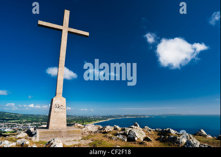 Croix sur Bray Head, comté de Wicklow, Irlande, avec Bray Ville et Dublin dans l'arrière-plan Banque D'Images