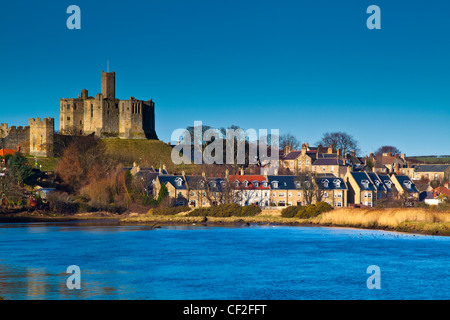 Château de Warkworth, un 12ème siècle en pierre motte et bailey forteresse située sur un monticule de défense dans une boucle de la rivière Coquet. Banque D'Images