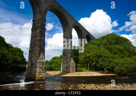 L'Lambley viaduc de chemin de fer, construit en 1852, enjambant la rivière South Tyne. Banque D'Images