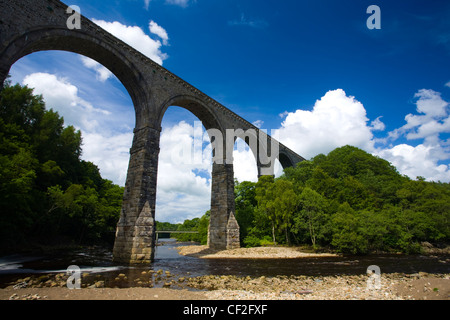 L'Lambley viaduc de chemin de fer, construit en 1852, enjambant la rivière South Tyne. Banque D'Images