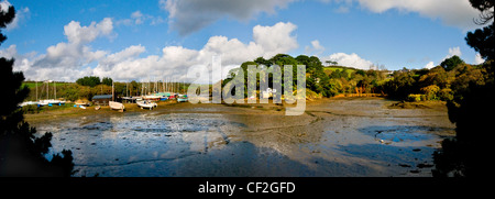 Bateaux stockés sur le ruisseau de marée à St Just in Roseland. Banque D'Images