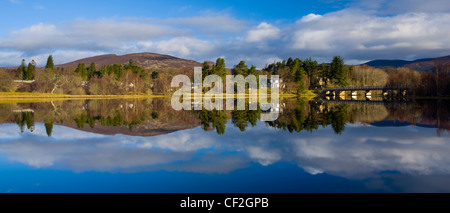 Comme miroir réflexions sur le Loch Insh Kincraig près dans le Parc National de Cairngorms. Banque D'Images