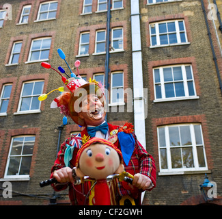 Le professeur Crump dans l'enceinte de l'église St Paul à l'Assemblée Punch et Judy festival à Covent Garden. Banque D'Images