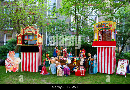 Punch and Judy cabines et marionnettes dans l'enceinte de l'église St Paul à l'Assemblée Punch et Judy festival à Covent Garden. Banque D'Images