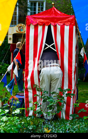 Marionnettiste préparer son stand pour un Punch et Judy performance au festival annuel de Punch et Judy à Covent Garden. Banque D'Images