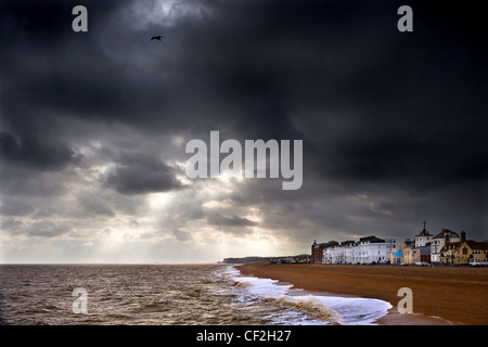 Storm clouds gathering sur la côte à traiter dans le Kent. Banque D'Images