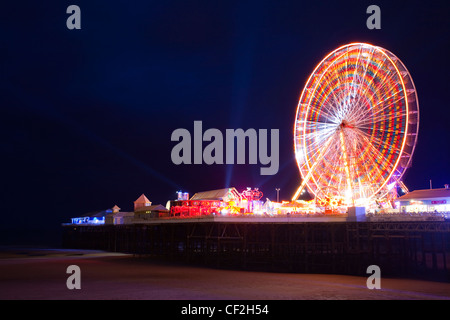 Blackpool Central Pier la nuit, éclairé dans le cadre de la Blackpool Illuminations. Banque D'Images