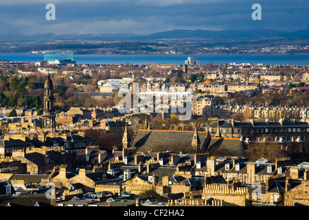 À la recherche d'Édimbourg ville Nouvelle ville à l'estuaire de la Forth de Calton Hill. Banque D'Images