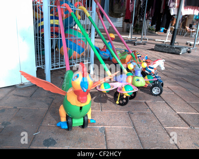 Jouet pour enfants oiseaux, Fuengirola, province de Malaga, Costa del Sol, Andalousie, Espagne, Europe de l'Ouest. Banque D'Images