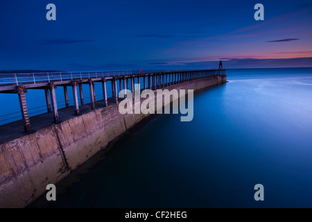 L'un des piliers de l'entrée du port de Whitby, à l'aube. Banque D'Images