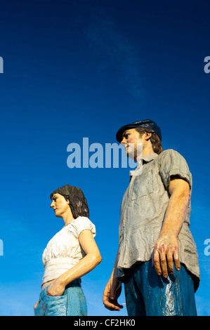 'Le Couple' une sculpture par l'artiste et sculpteur Sean Henry, situé à proximité de la côte de Newbiggin-by-the-Sea. Banque D'Images