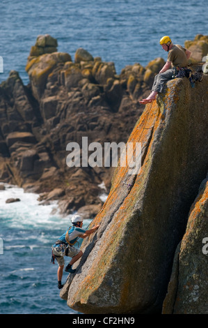 Escalade sur la côte de Gwennap Head à Cornwall. Banque D'Images