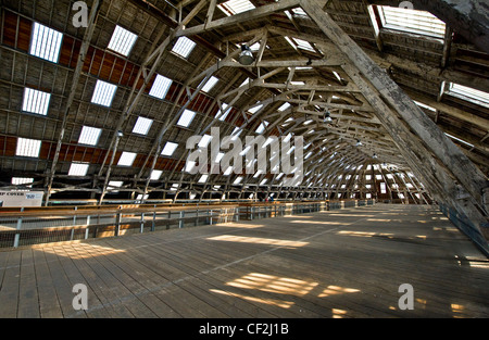 L'acier de l'intérieur mezzanine de NO3 couverts patiner à la Chatham Historic Dockyard. Banque D'Images