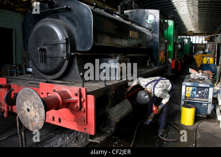 Un ingénieur de la préparation du Barclay 0-4-0 saddletank locomotive 'Annie' à Cran-gevrier, dans le Kent. Banque D'Images