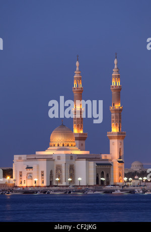 Mosquée de Sharjah allumé au crépuscule, Emirats Arabes Unis Banque D'Images