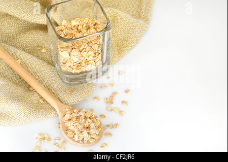 Flocons d'avoine avec une cuillère en bois Banque D'Images