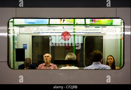 Vue à travers une fenêtre de passagers assis à l'intérieur d'un wagon d'un train du métro de Londres. Banque D'Images