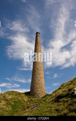 Une couronne à la cheminée de ventilation des mines, un ancien site d'exploitation minière de l'étain sur les falaises au nord de Botallack. Banque D'Images