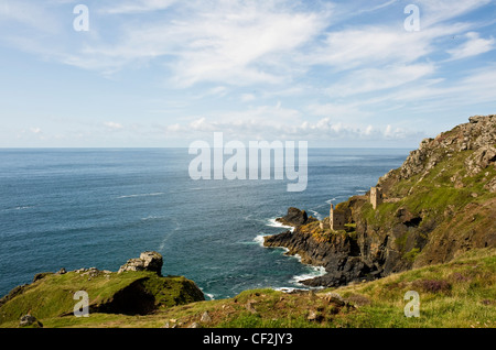 Maisons à moteur, des Mines d'étain ancien des mines sur la côte de Cornouailles au nord de Botallack. Banque D'Images