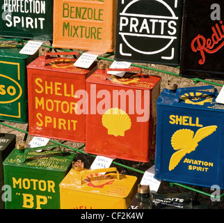 Un affichage des contenants d'essence vintage coloré au Orsett Show, l'un des plus vieux pays d'un jour présente en Angleterre. Banque D'Images