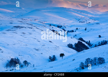 Vue à partir de la l'ancienne route militaire (qui fait maintenant partie de l'A939) de près du pont de Brown à la recherche à travers une vallée couverte de neige Banque D'Images