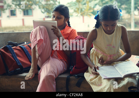 Editorial photo de l'éducation des enfants Indiens faisant de l'exercice dans les régions rurales à l'extérieur l'école. Goa, Inde Banque D'Images