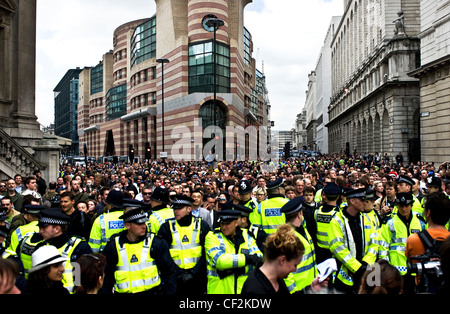 Cordon de police empêche les manifestants lors du G20 de démonstration dans la ville de Londres. Banque D'Images