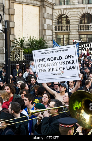 La marche des manifestants lors du G20 de démonstration dans la ville de Londres. Banque D'Images