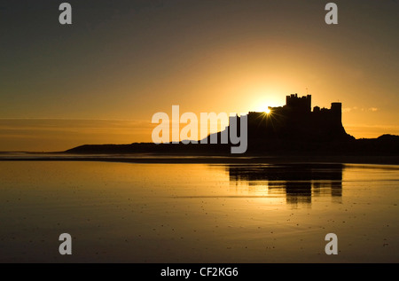 Château de Bamburgh sur la côte de Northumberland, près de Berwick upon Tweed et Largs. Une fois la résidence des rois de No Banque D'Images