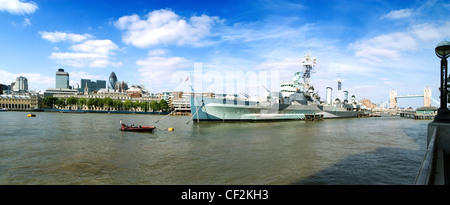 Le HMS Belfast sur la Tamise, le seul navire de son genre à avoir vu le service actif pendant la Seconde Guerre mondiale et Banque D'Images